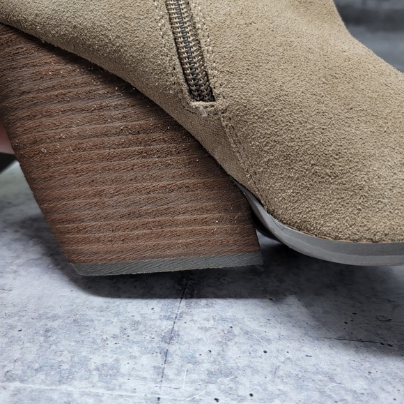 Very Volatile | Tan Suede 4" Heeled Booties Size 7.5 - Picture 7 of 11